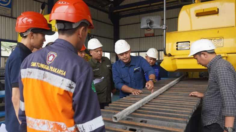 United Tractors Gelar Pelatihan Periodical Inspection Small Excavator untuk Guru SOBAT