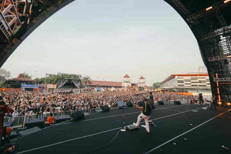 Lautan Manusia Memenuhi Hari Kedua Synchronize Festival 2026!