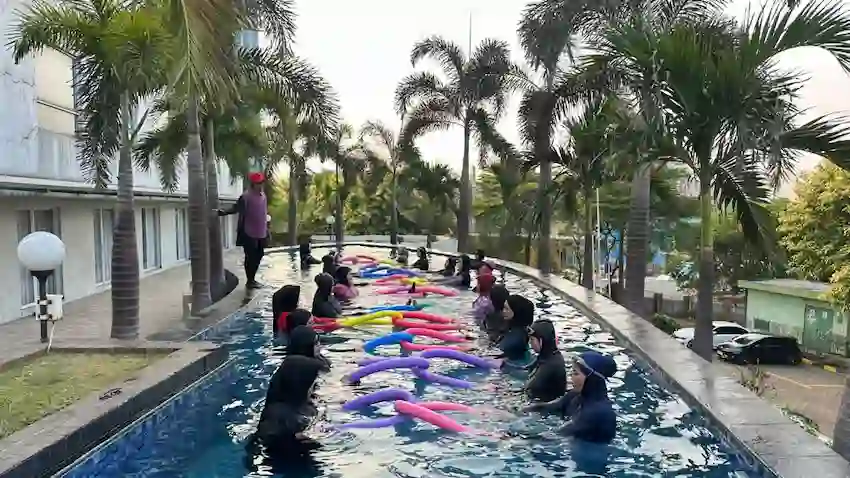 Primebiz Hotel Cikarang Hadirkan Keseruan Aqua Yoga Bertema “Feel The Energy, Have A Splash”