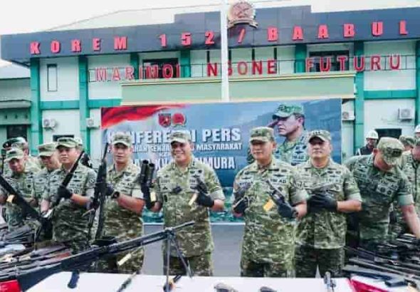 Pendekatan Prajurit Berbuah Kepercayaan, Masyarakat Sukarela Serahkan 75 Senjata