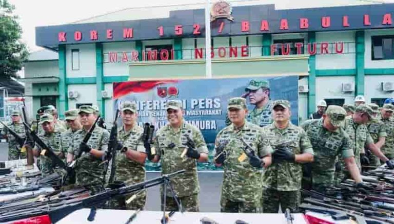 Pendekatan Prajurit Berbuah Kepercayaan, Masyarakat Sukarela Serahkan 75 Senjata